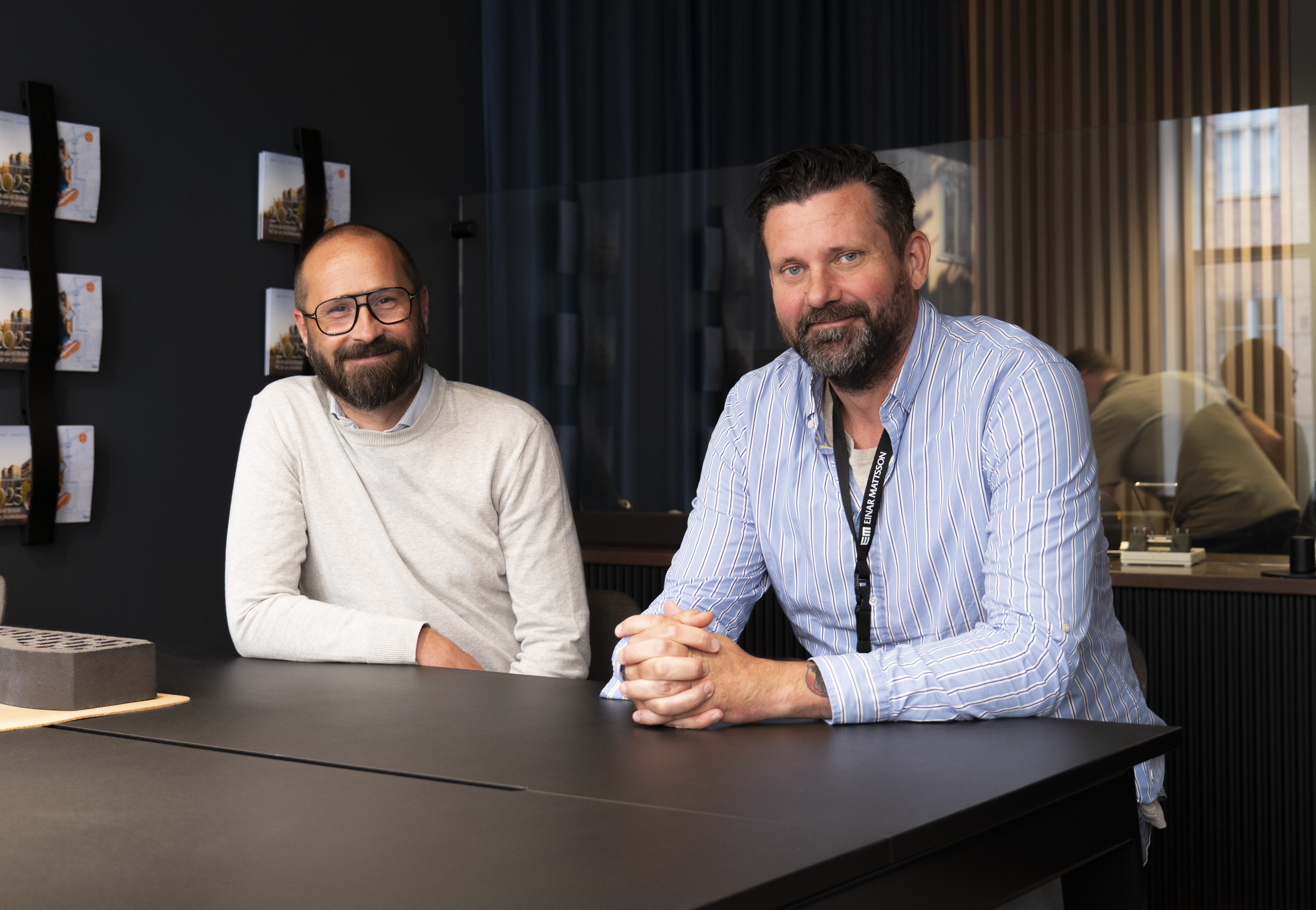 Mattias Gustafsson och Niklas Wickstr&ouml;m p&aring; kontoret.