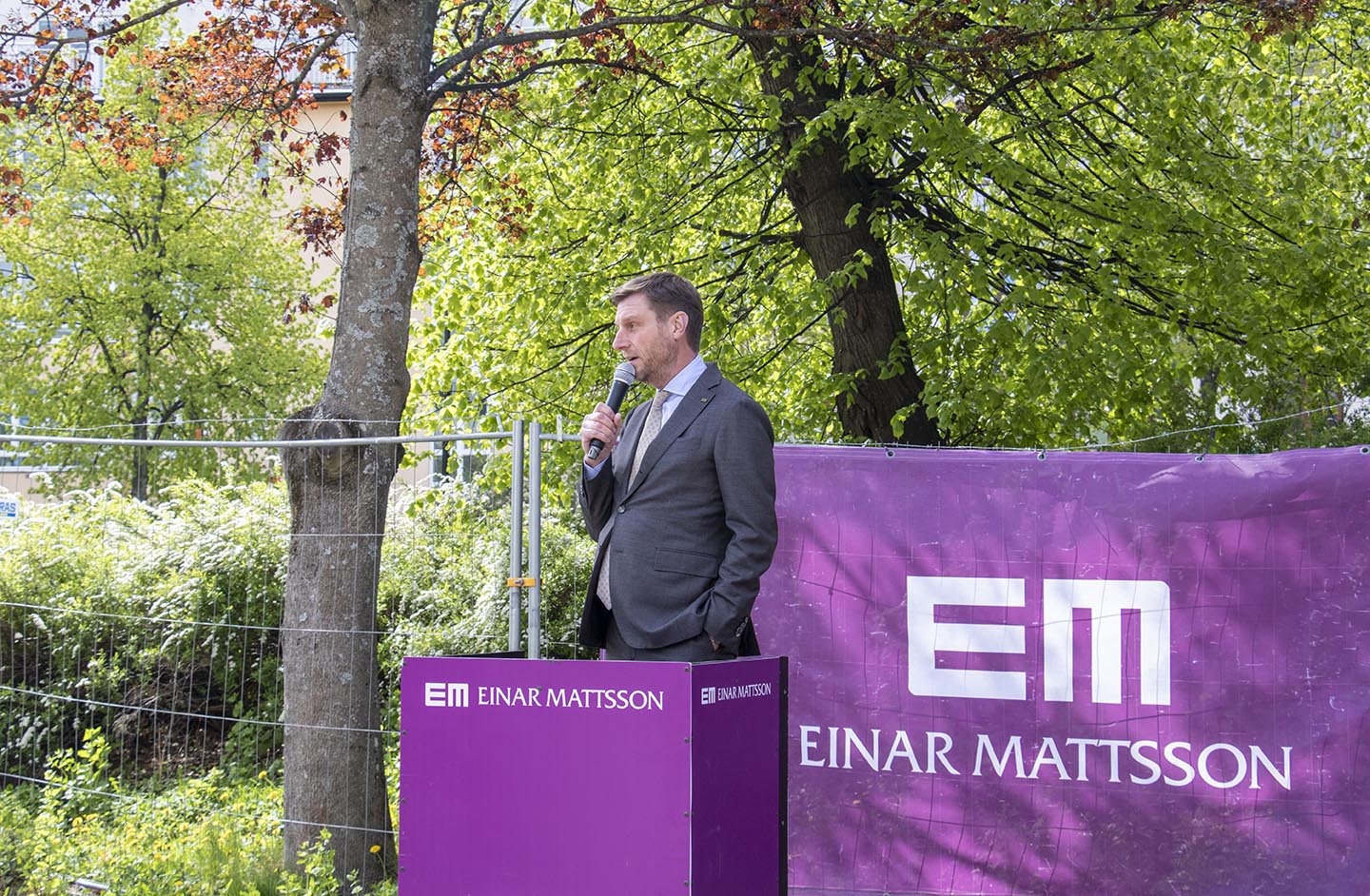 Einar Mattssons koncernchef Stefan Ränk välkomnar finansborgarrådet och gäster till gjutningen.jpg