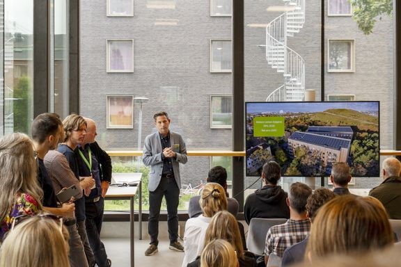 Einar mattsson visar pågående forskning på Live in lab kth.jpg