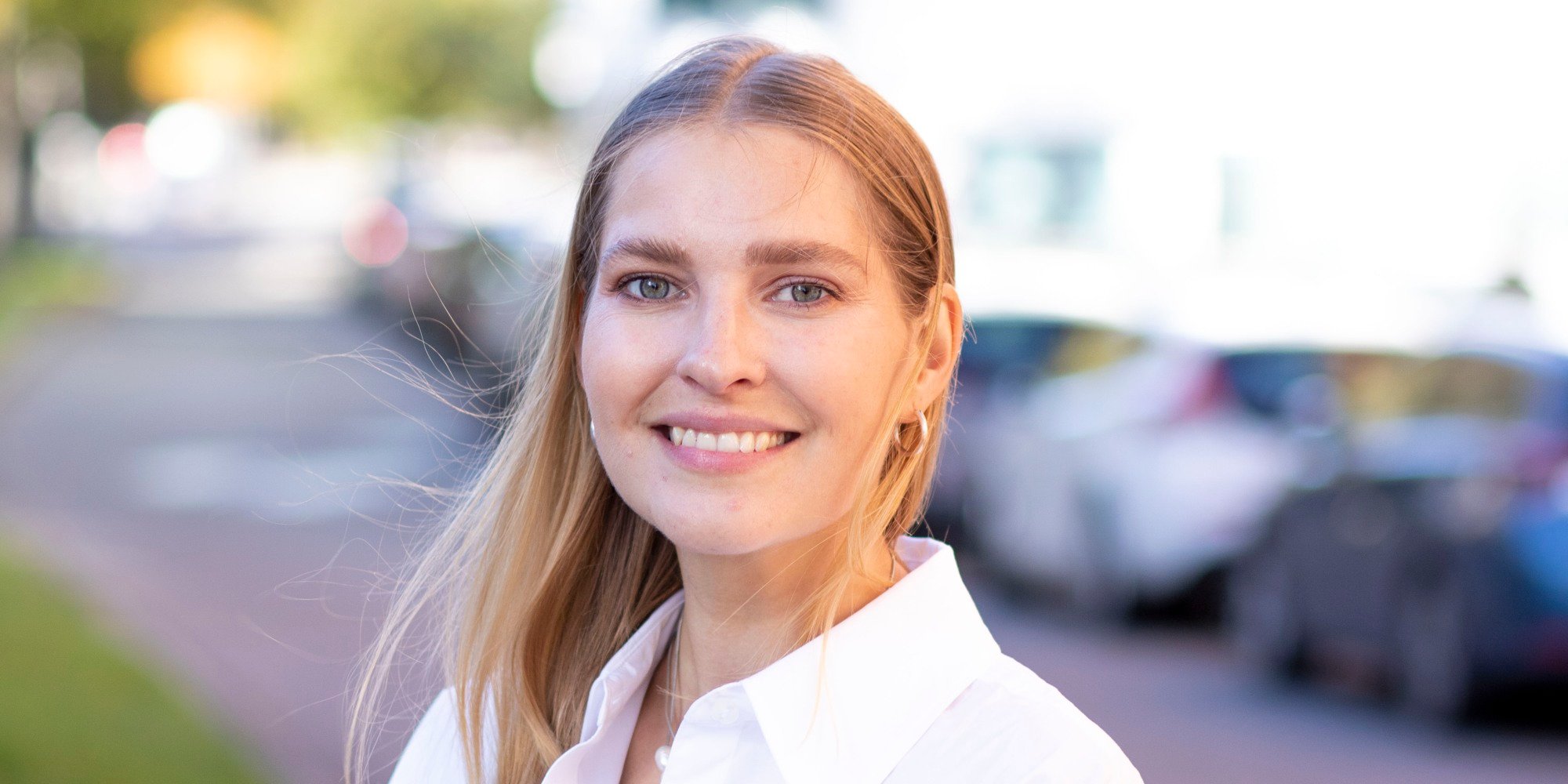 Bild på Philippa utomhus i vit skjorta