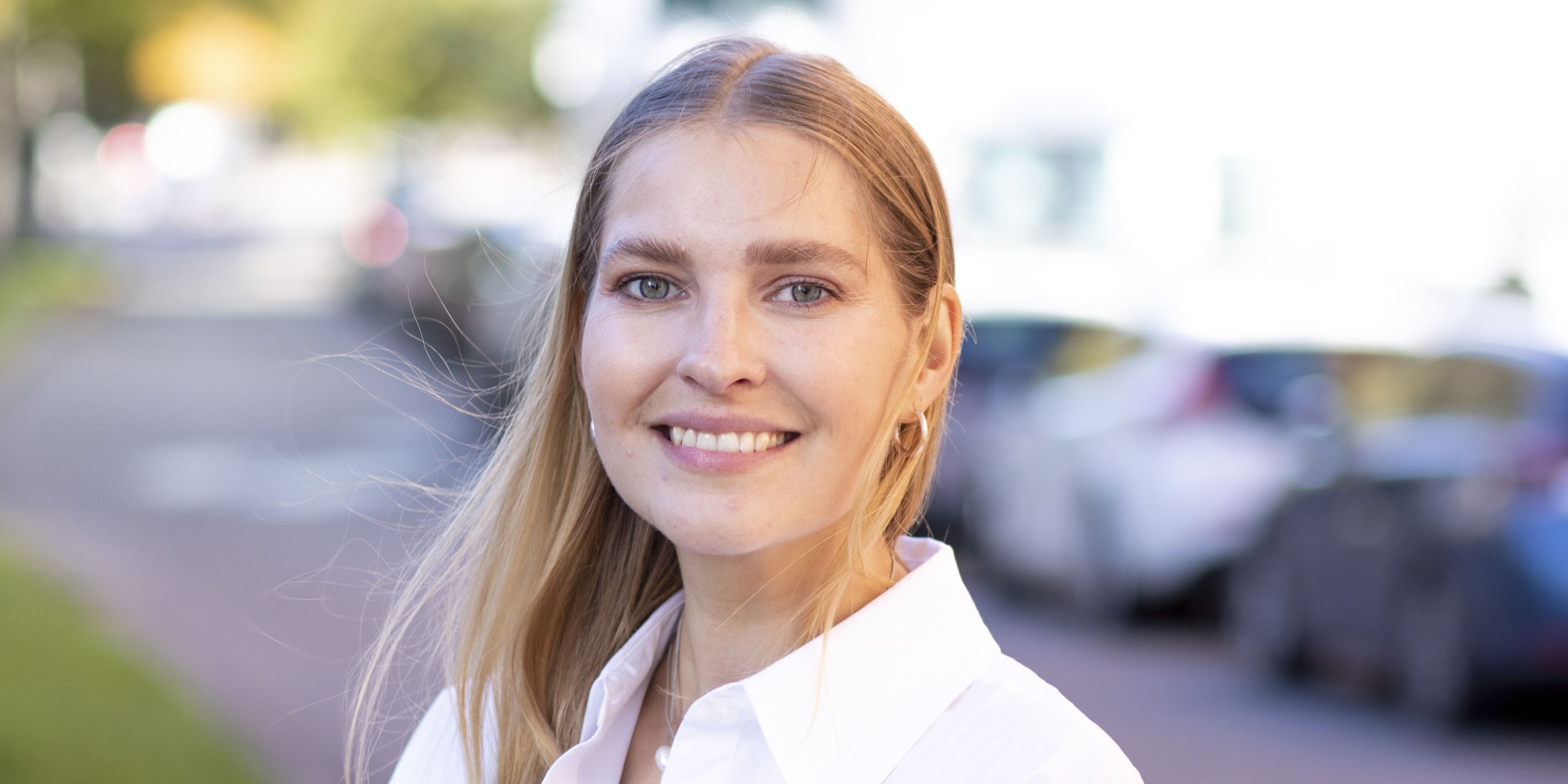 Bild p&aring; Philippa utomhus i vit skjorta