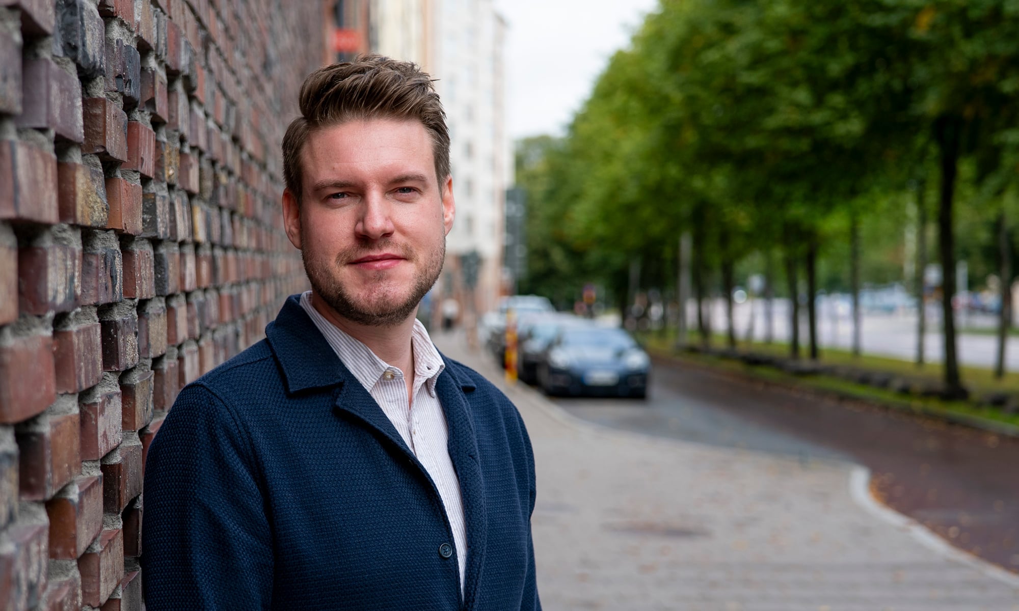 Foto p&aring; Lucas i svart tr&ouml;ja med ljus skjorta under utomhus